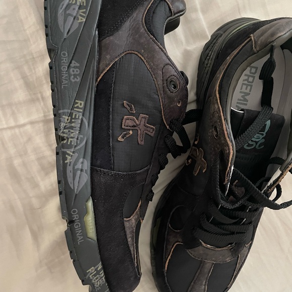 Black Low-Top Sneakers with Lace-Up Design and Durable Sole